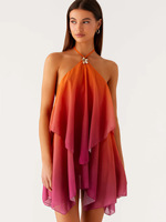 Robe mini de vacances en mousseline ombrée à col licou, volants superposés et dos ouvert & Agent de sourcing en gros 1688 FTS à faible commission