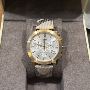 Reloj Retro Unisex de Lujo Burberry BU9752 con Diseño a Cuadros, Correa de Cuero, Movimiento de Cuarzo, Caja de Acero Inoxidable con Cristal, Resistente al Agua 50M - Product Image 5