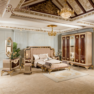 Juego de Muebles de Dormitorio de Lujo Estilo Turco de Alta Gama, Cama King Size de Madera Sólida con Cabecera Tapizada y Detalles en Dorado, Muebles para Hotel o Villa - Product Image 1