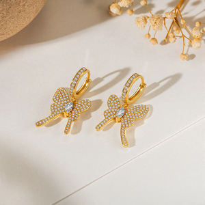 Pendientes de Mariposa con Incrustaciones de Oro y Zirconia, Diseño de Aro, para Uso Diario - Product Image 1