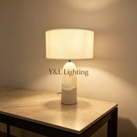 Lampe de table en marbre Emperador naturel de style transitionnel, abat-jour en lin neutre pour chambre à coucher, hôtel, villa, console