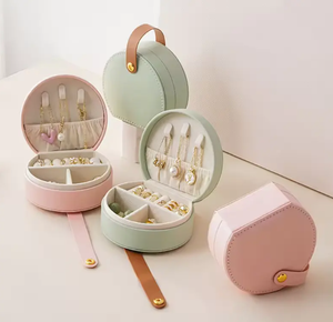 Boîte à bijoux ronde portable en cuir PU avec logo personnalisé, boîte à bijoux multifonctionnelle pour bagues, colliers, boîte de rangement - Product Image 4