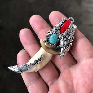 Colgante de Diente de Perro Vintage al por Mayor, Colgante de Diente de Lobo con Incrustaciones de Plata Tibetana, Colgantes de Acero de Titanio para Hombre, Joyería Punk - Product Image 1