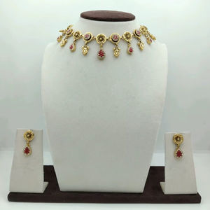 Ensemble de collier choker en or traditionnel avec pierres rouges en forme de larme et motif floral, bijoux de mariage avec boucles d'oreilles - Product Image 1