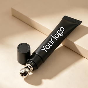 Brillo Labial Personalizado con Logotipo, Aplicador Metálico en Tubo Negro, Efecto Voluminizador Extremo, Hidratante, Vegano, Etiqueta Privada - Product Image 1
