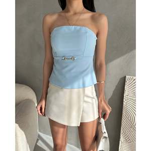 Chemisier sans bretelles en crêpe pour femme DEFILLÉE avec détail boucle à la taille, élégant top bleu ciel en polyester-lycra pour un look décontracté et chic - Product Image 1