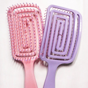 This is a bouncy, high-top hair <b>comb</b> for young women, a massage <b>comb</b> for home use, a large curved <b>comb</b> with a hollowed-out arc - Product Image 2