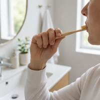 Brosse à dents en bambou avec poils de sanglier 100% compostables et biodégradables, avec logo personnalisé et emballage en boîte kraft personnalisée