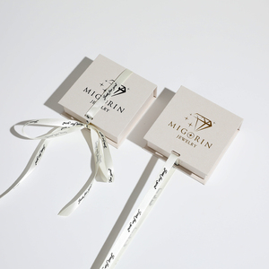 Caja de Joyería Tipo Cajón con Cinta y Logotipo Personalizado Impreso para Empaque de Pulseras, Collares y Colgantes - Product Image 3