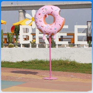 Sculpture moderne abstraite en forme de cône, résistante aux intempéries, en FRP et acier inoxydable, pour bureaux de vente immobilière, aéroports et parcs - Product Image 5