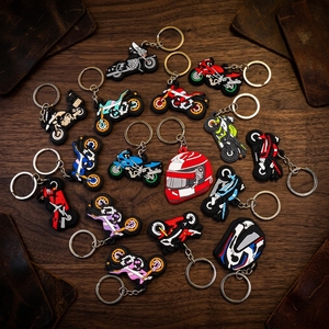 Porte-clés en PVC 2D pour moto, personnalisé en forme de casque de moto, en caoutchouc souple, breloques en gros - Product Image 1