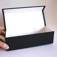 Grandes boîtes à cadeaux à rayures blanches noires brillantes Couvercles Papier rigide magnétique Revêtement UV Ensemble de stratification mate Gaufrage Vernissage