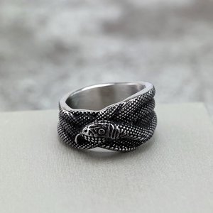แหวนผู้ชายสแตนเลสสไตล์เรโทร ลายงูพันกัน ดีไซน์โดดเด่น แข็งแรง ทนทาน ของขวัญเครื่องประดับ - Product Image 3