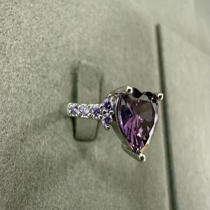 Cincin Wanita Mewah Berbentuk Hati dengan Zirkon Ungu Biru yang Dipadukan dengan Paduan Tembaga Berkilau yang Tidak Dapat Dihapuskan - Product Image 5