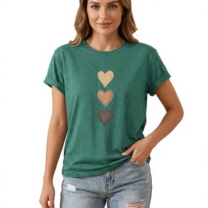 T-shirt vert pour femme avec imprimé cœur tricolore, col rond, manches courtes, jersey décontracté 100% coton respirant, coupe classique - Product Image 2