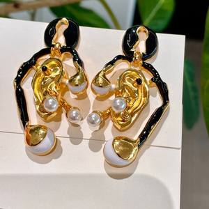 Pendientes con clip de perlas con forma de cara para mujer, redondos, blancos, de grado AA, de aleación de zinc, joyería para fiesta - Product Image 5