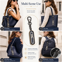 Élégant porte-clés de sac à main en métal plaqué or avec monogramme personnalisé et accent émaillé, cadeau de créateur