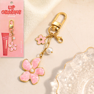 Breloques pour lèvres, fleur rose, perle, porte-clés, pendentif chaîne dorée pour sac ou cadeau, breloque mode unisexe - Product Image 1