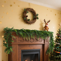 Guirlande de Noël artificielle en cèdre avec ornements dorés, nœud en velours rouge, et lianes de pin vertes sans neige pour la décoration des fêtes