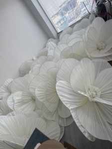 Fleur géante plissée en tissu blanc réaliste de luxe pour toile de fond de scène de mariage, de remise de diplôme, de Thanksgiving, décoration de magasin de détail et de vitrine - Product Image 4