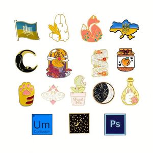 Pin de solapa de esmalte suave y duro, tipo insignia, de metal, personalizado con logotipo, con diseño de anime, Kpop, animales, lindo, barato, al por mayor, con aguja larga, para souvenirs y distintivos de orgullo. - Product Image 3