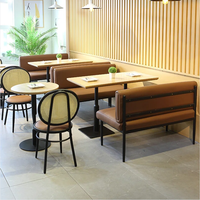 Moderne Simple Restaurant personnalisé en cuir métal canapé banquette hôtel café boutique salle à manger table en bois et chaises en rotin ensemble