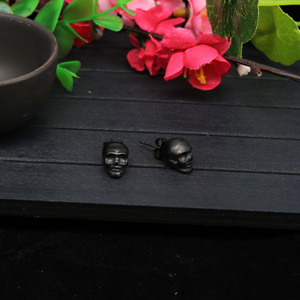 Pendientes con forma de calavera de Qiang de Yunnique, aleación de zinc, poste de acero de titanio para hombres y mujeres, joyería de moda - Product Image 4