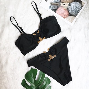 Ensemble bikini bandeau <span class=keywords><strong>orange</strong></span> néon 2026 pour femme avec accessoires dorés, maillot de bain froncé taille haute 2 pièces - Product Image 3