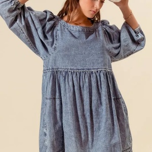 Robe en jean pour femme OEM, élégante et tendance, 100% coton tissé, délavée et vieillie, coupe mini ample à manches courtes - Product Image 2