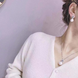 Ensemble de boucles d'oreilles en argent massif S925 avec perle de 11-12 mm, pendentif et perle ronde de 12-13 mm avec quelques imperfections, comprend une chaîne en argent - Product Image 4