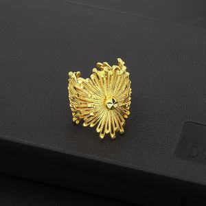 ชุดเครื่องประดับทอง 24K ชุบทองเหลืองจาก Jxx Fashion ประกอบด้วยกำไลข้อมือแบบเปิดและแหวนสำหรับผู้หญิง - เหมาะสำหรับงานแต่งงาน งานปาร์ตี้ และงานหมั้น - Product Image 4