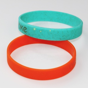 Nueva pulsera de silicona con purpurina promocional de alta calidad personalizada con estilo con impresión de logotipo dorado - Product Image 5
