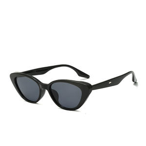 Gafas de Sol Qianai Cat Eye Unisex UV400 con Lentes de PC, Marco Irregular Negro Brillante con Detalles Grises, Blanco - Product Image 2