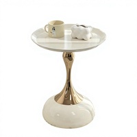 Table d'appoint en métal élégante et moderne, design unique en forme de sablier, montage facile pour salons, cafés, salles à manger, chambres