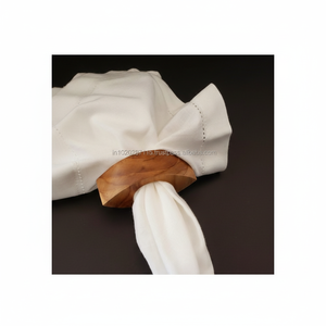 Ensemble de ronds de serviette en bois faits à la main pour la décoration de table à manger rustique parfait pour les mariages, les événements, les rassemblements et les dîners - Product Image 1