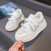 Sepatu Sneakers Jaring Tunggal Anak-anak Musim Semi dan Musim Panas Baru Sol Lembut Bernapas Anti-Selip Modis Sepatu Olahraga Kasual Putih.