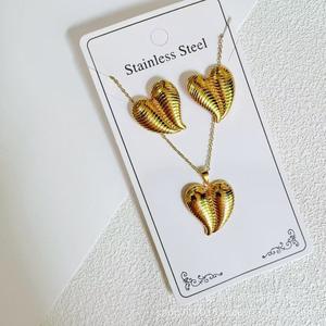 Ensemble de bijoux en acier inoxydable plaqué or 18 carats, boucles d'oreilles et collier de styles variés pour femmes - Product Image 3