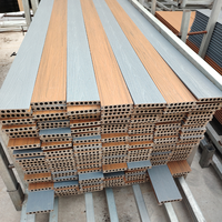 Nahtlose Co-extrudierte WPC-Terrassendielen mit Rundlöchern, Wasserfeste UV-Beständige Holz-Kunststoff-Verbundböden für Poolbereich und Landschaftsgestaltung