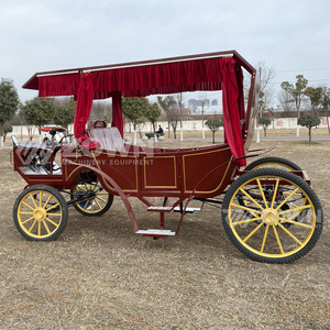 Une calèche royale carrée rouge avec des roues dorées et des rideaux en velours, idéale pour les excursions touristiques et les mariages. - Product Image 3
