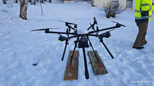 Système de drone professionnel de nettoyage de façades série SF-C avec télécommande et pulvérisation de produits chimiques pour le nettoyage des bâtiments - Product Image 2