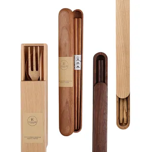 Pequeña caja <span class=keywords><strong>de</strong></span> <span class=keywords><strong>madera</strong></span> <span class=keywords><strong>con</strong></span> tapa corredera <span class=keywords><strong>con</strong></span> <span class=keywords><strong>palillos</strong></span>. - Product Image 1