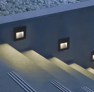 La surface extérieure est installée avec des escaliers étagés à LED blanc chaud encastré pied lightsng