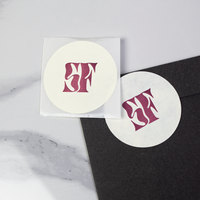 Autocollant de marque rond beige texturé de luxe, logo rose en relief, étiquette crème en rouleau pour emballage de boutique et de bijoux