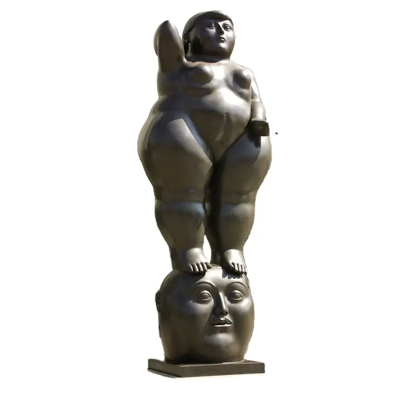 有名なデザインフェルナンドボテロ彫刻頭の上に立っている太った女性像大きなサイズの太った男性と女性の像