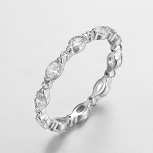 Anillo de Boda de Eternidad con Diamantes de Laboratorio de Platino de Diseño Clásico, Corte Brillante Redondo, Certificado por IGI - Product Image 1