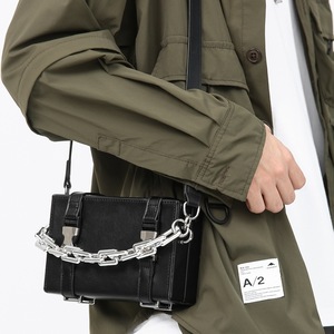 Mini sac bandoulière carré noir uni avec chaîne, sac de téléphone structuré pour femme, idéal pour les tenues quotidiennes - Product Image 2