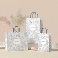 Vente en gros d'emballage cadeau en papier d'art recyclable de luxe poignées de ruban personnalisées pour vêtements sous-vêtements chaussettes marques chaussures artisanales