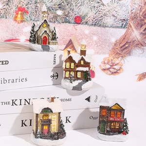 Casita de Resina Navideña Iluminada con Luces LED para Decoración de Ventanas del Hogar, Estilo Europeo - Product Image 4