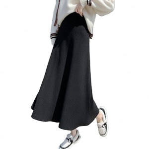 Jupe pull vintage en maille respirante, plissée, à franges, longueur genou, couleur unie - Product Image 1