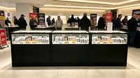 Vitrine multifonctionnelle pour cartes à collectionner Fanghua avec cadre métallique, panneau en bois et verre, éclairage LED et roulettes